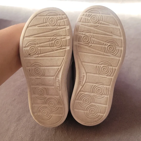 Clark's Leather Grey Toddler Slip on sneakers Sz 6 - Picture 11 of 11